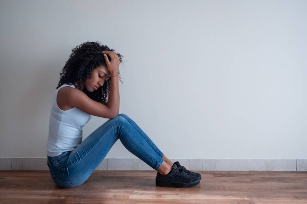 Mladá dívka v nesnázích pocit, smutný a depresivní - Fotografie, Obrázek
