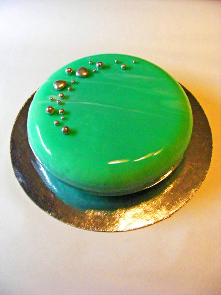 professionele mousse taart in groen en teal - Foto, afbeelding