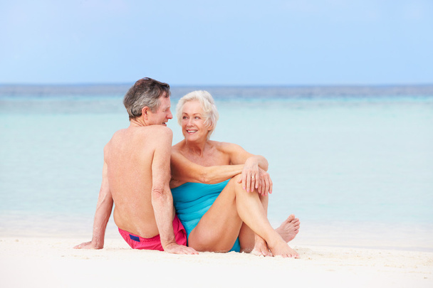 Senior Couple Relaxing On Beautiful Beach Together - Foto, imagen