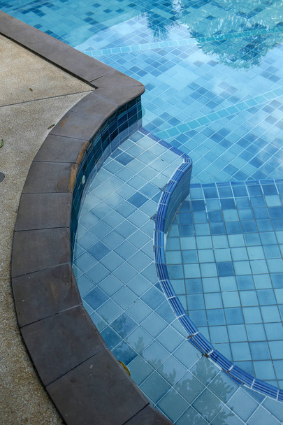 Borda da piscina
 - Foto, Imagem