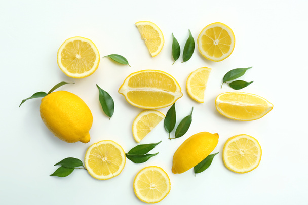 Flache Lagekomposition mit reifen saftigen Zitronen auf weißem Hintergrund - Foto, Bild