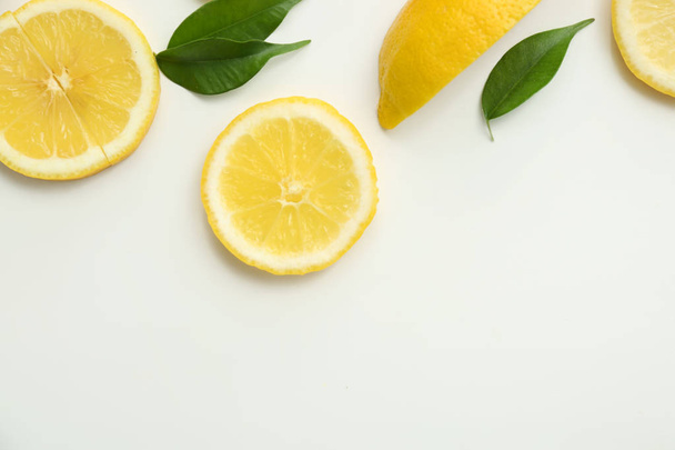 Composición plana con rodajas de limón sobre fondo blanco
 - Foto, imagen