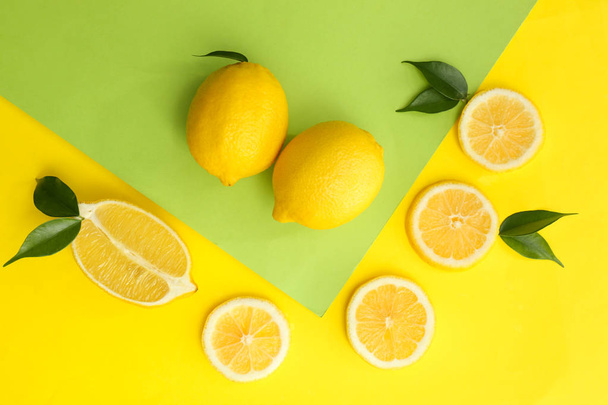 Flat lay composition with ripe juicy lemons on color background - Foto, Imagen