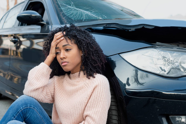 Autóbalesetben és fekete nő érzés-fájdalom - Fotó, kép