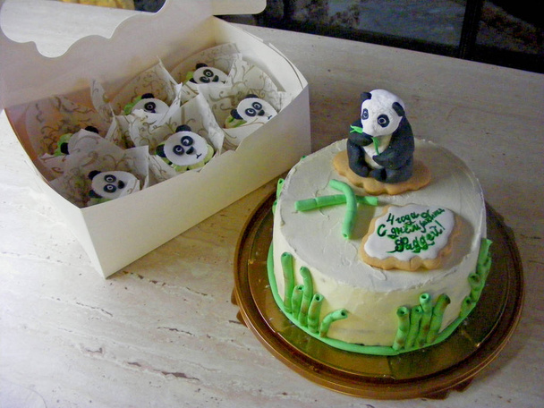 Giardino zen, panda orso torta fondente. Bambù divertente, formaggio cremoso torta con cupcake nella scatola
 - Foto, immagini