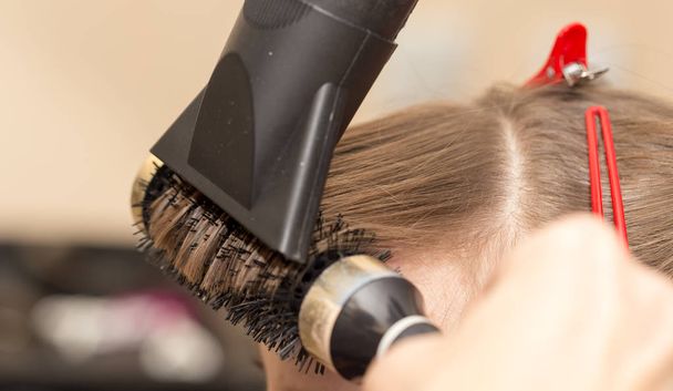 blow-drying in a beauty salon - Foto, afbeelding