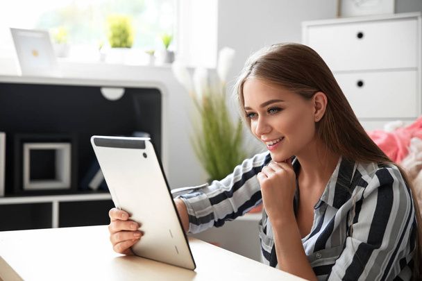 junge Frau mit Tablet-Computer zu Hause - Foto, Bild