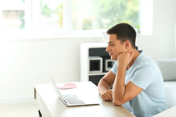 Mladý muž s online datování doma - Fotografie, Obrázek