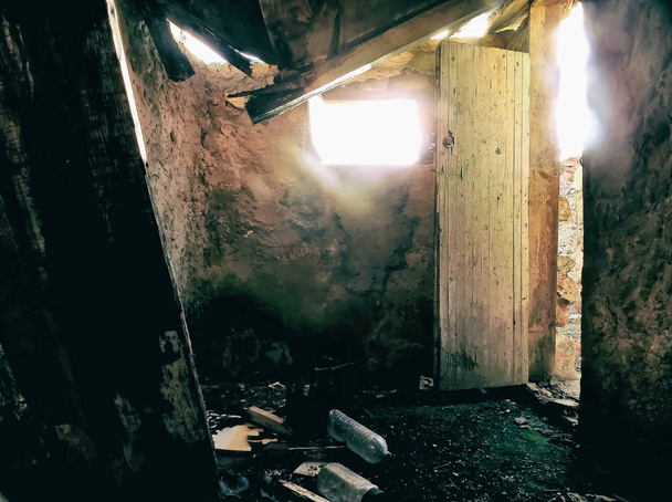Luces y sombras en una ruina
 - Foto, imagen