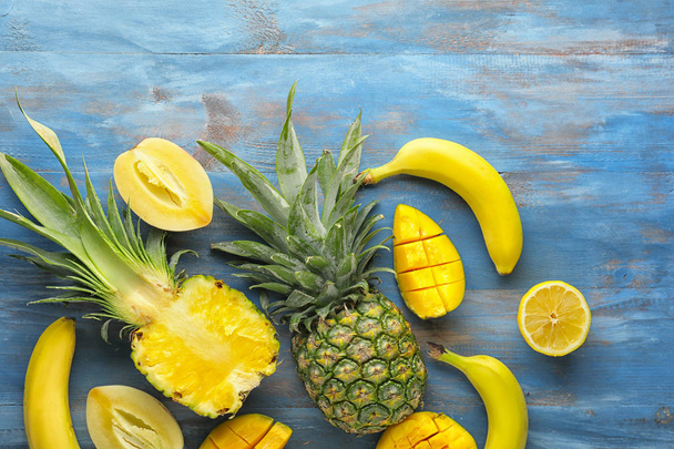 Composição de verão com frutas tropicais em fundo de madeira
 - Foto, Imagem
