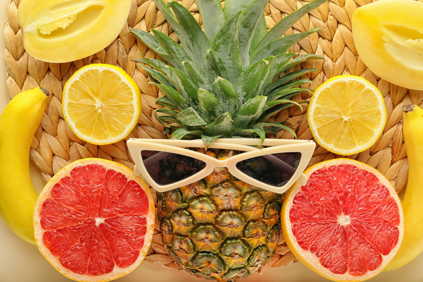 Composición de verano con frutas tropicales y gafas de sol en mimbre
 - Foto, Imagen