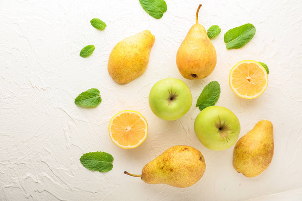 Летняя композиция с спелыми фруктами на белом фоне
 - Фото, изображение