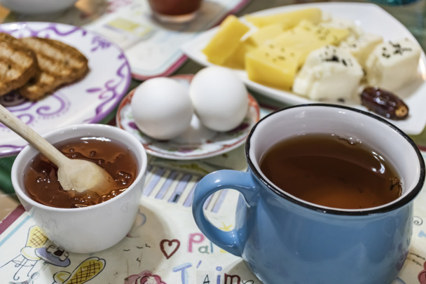 закрыться готовым к завтраку и чаю на утро
 - Фото, изображение