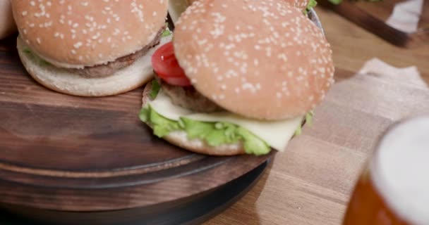 Hamburger zsemle szezámmagos forgó fafelületre - Felvétel, videó