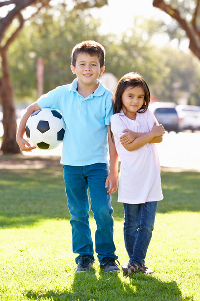 Két gyermek fociznak együtt - Fotó, kép
