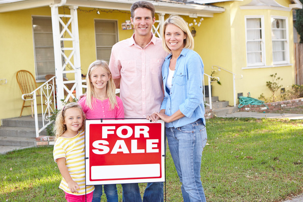 Family Standing By For Sale Sign Outside Home - Foto, Imagem