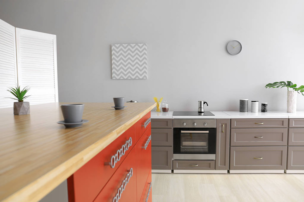 Interior da cozinha moderna com mobiliário elegante
 - Foto, Imagem