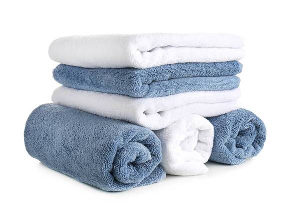 Pilha de toalhas macias limpas no fundo branco
 - Foto, Imagem