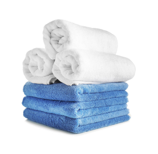 Στοίβα από καθαρό μαλακό πετσέτες σε λευκό φόντο - Φωτογραφία, εικόνα