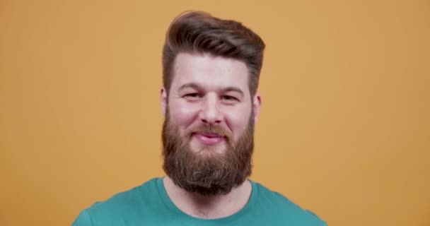 junger bärtiger Hipster lacht und zeigt ein komisches Gesicht - Filmmaterial, Video