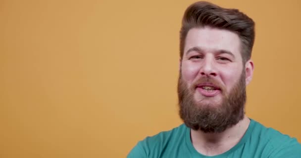 Vonzó férfi hosszú szakállal hallgat egy vicc, és nevet - Felvétel, videó