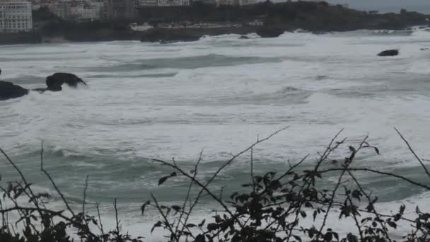 (Bask, Fransa öder) ünlü Biarritz beach ile okyanus dalgaları, kötü hava - Video, Çekim