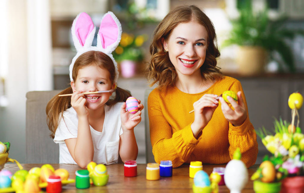 Hyvää pääsiäistä! perheen äiti ja lapsi korvat jänis saada rea
 - Valokuva, kuva