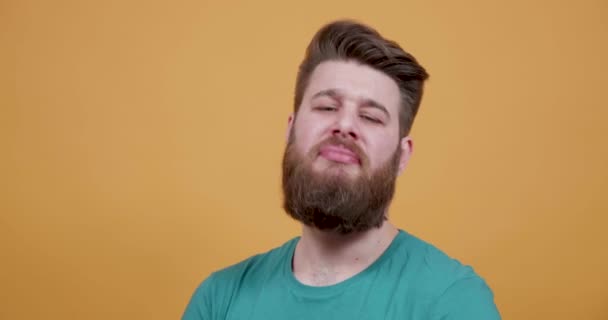 Homme attrayant nier une proposition, désintéressé et irrespectueux
 - Séquence, vidéo