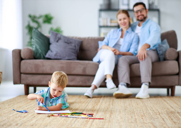 щаслива сім'я мати батько і дитина син малюють разом вдома
  - Фото, зображення