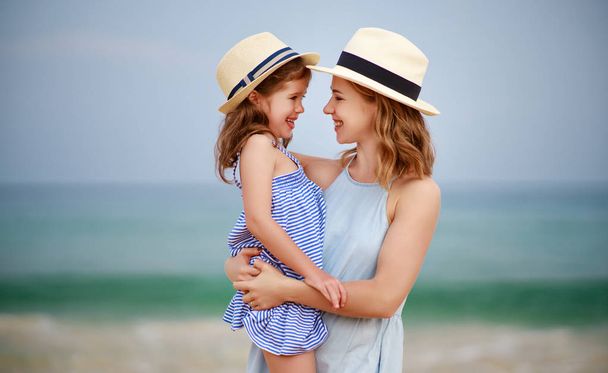 gelukkig gezin op strand. moeder en kind dochter hug op se - Foto, afbeelding