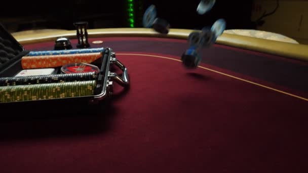 Tavolo da poker con fiches da poker in valigia e caduta sul tavolo nel casinò. chips di poker per gioco di carte da gioco
. - Filmati, video