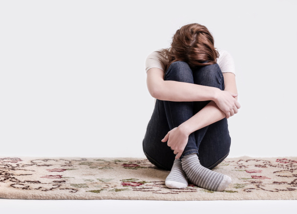 Portret van lonley depressieve vrouw, rustige angst concept - Foto, afbeelding