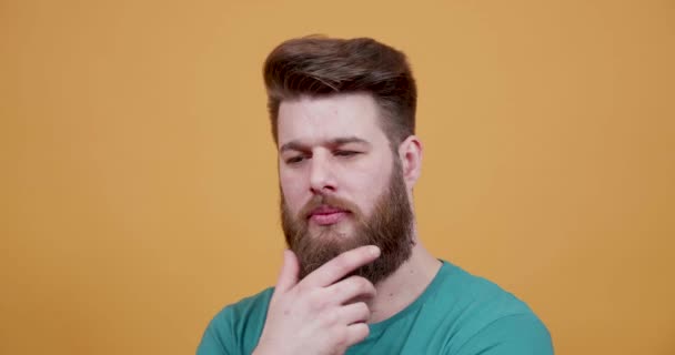 Man touches his beard thinking of something and gets an idea - Imágenes, Vídeo