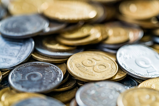 Metal coins, selective focus. Ukrainian coins, many money - hryvnia and a penny, background - Foto, Imagen