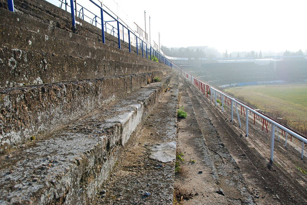 leere Tribünen des verlassenen und verfallenden Fußballstadions in brno, urbex  - Foto, Bild