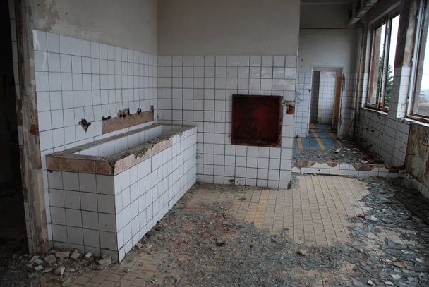 Urbex, verfallendes Bad in verlassenem Kasernengebäude  - Foto, Bild