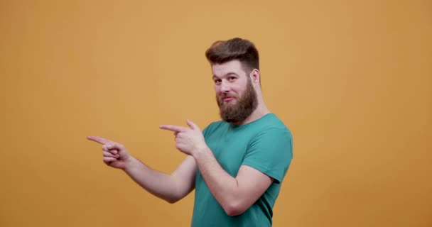 junger bärtiger Mann zeigt mit dem Finger in verschiedene Richtungen - Filmmaterial, Video