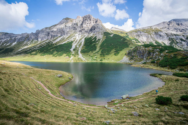 Paesaggio montano bello e idilliaco: catena montuosa
 - Foto, immagini