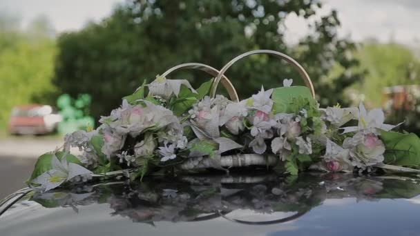 Düğün süslemeleri ve araba çatı tarafından sahne görünümünde altın yüzük. - Video, Çekim