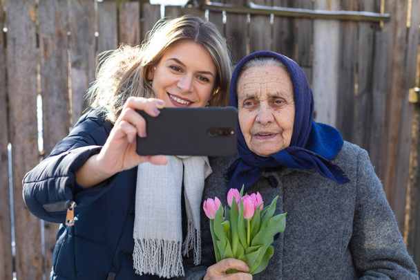 Kobiety przyjmujące selfie odkryty - Zdjęcie, obraz