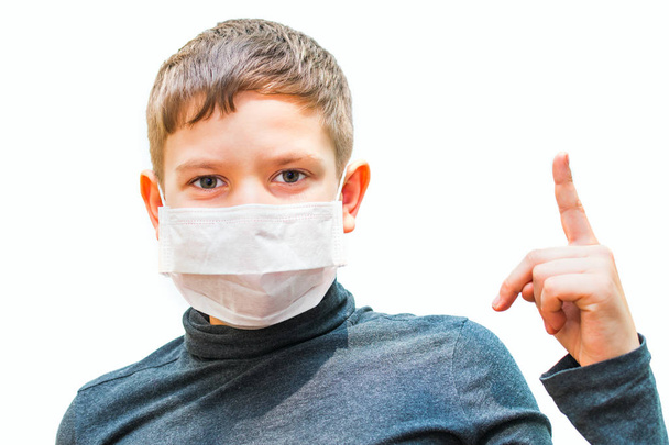 teen boy v lékařské maska ukazuje gesto. izolované pozadí - Fotografie, Obrázek