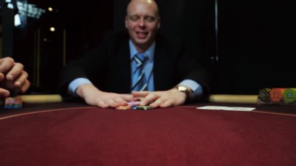 Poker gracz stawia wszystkie żetony, że ma. Gamble kasyno. - Materiał filmowy, wideo
