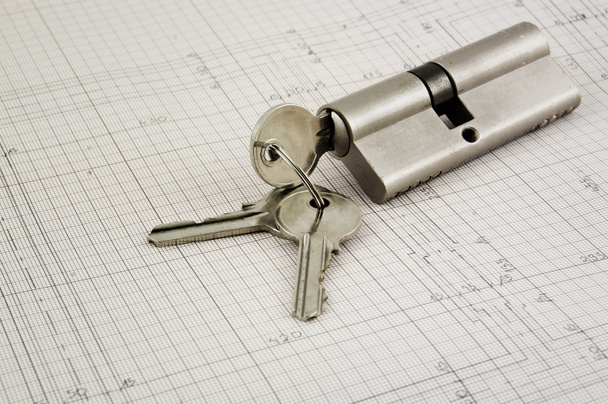 Fechadura de porta com chaves em planos de construção
 - Foto, Imagem