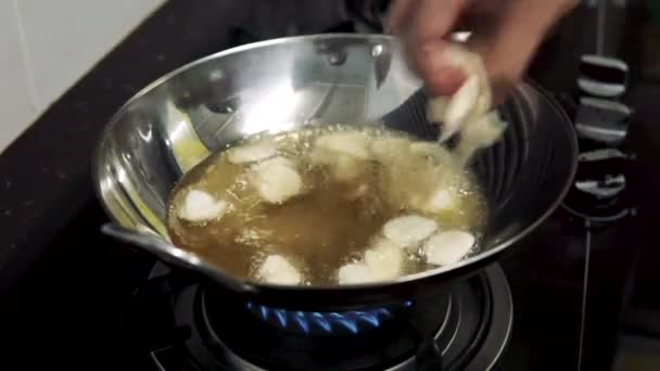 Comida saudável. Fritar batatas fritas em uma panela com azeite quente. - Filmagem, Vídeo
