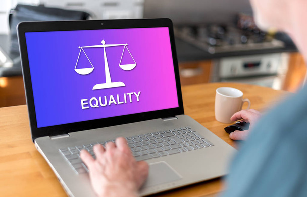 Pojęcie równości na laptopie - Zdjęcie, obraz