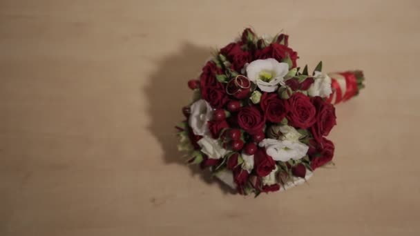 Μπουκέτο με ολόφρεσκα τριαντάφυλλα. Εορταστικό μπουκέτο από φρέσκα λουλούδια. Νυφική ανθοδέσμη γάμου. Λουλούδια γάμου. - Πλάνα, βίντεο