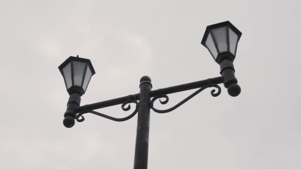 Doppel-Vintage-Lampe auf der Straße. Laterne Straßenbeleuchtung Kandelaber. - Filmmaterial, Video