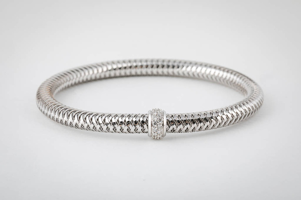 Vrouwelijke, rieten, Zilveren armband met diamanten in het midden geïsoleerd op witte achtergrond - Foto, afbeelding