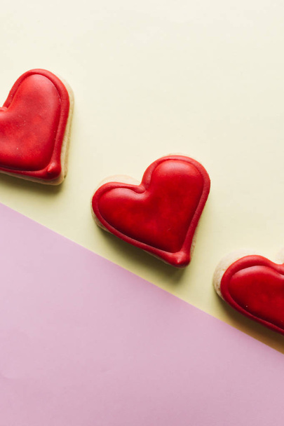 cookies in hart vorm met rode glazuur - Foto, afbeelding