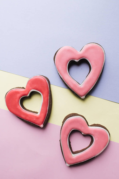 μπισκότα σε σχήμα καρδιάς με γλάσο κόκκινο - Φωτογραφία, εικόνα